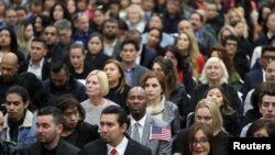 Immigrants participate in a naturalization ceremony to become U.S. citizens in Los Angeles, Dec. 19, 2018. 