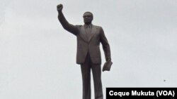 Statue d'Agostinho Neto à la place du 1e mai à Luanda