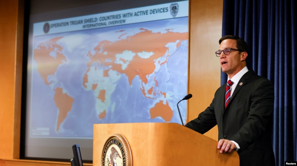 美国司法部官员召开的一个关于美国联邦调查局（FBI）在全球范围内展开的一次行动的记者会。（路透社/Mike Blake）(photo:VOA)