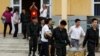 Các "con tin", bị dân làng Đồng Tâm bắt giữ, được người dân thả ra trong vụ đối đầu hồi tháng Tư, 2017.