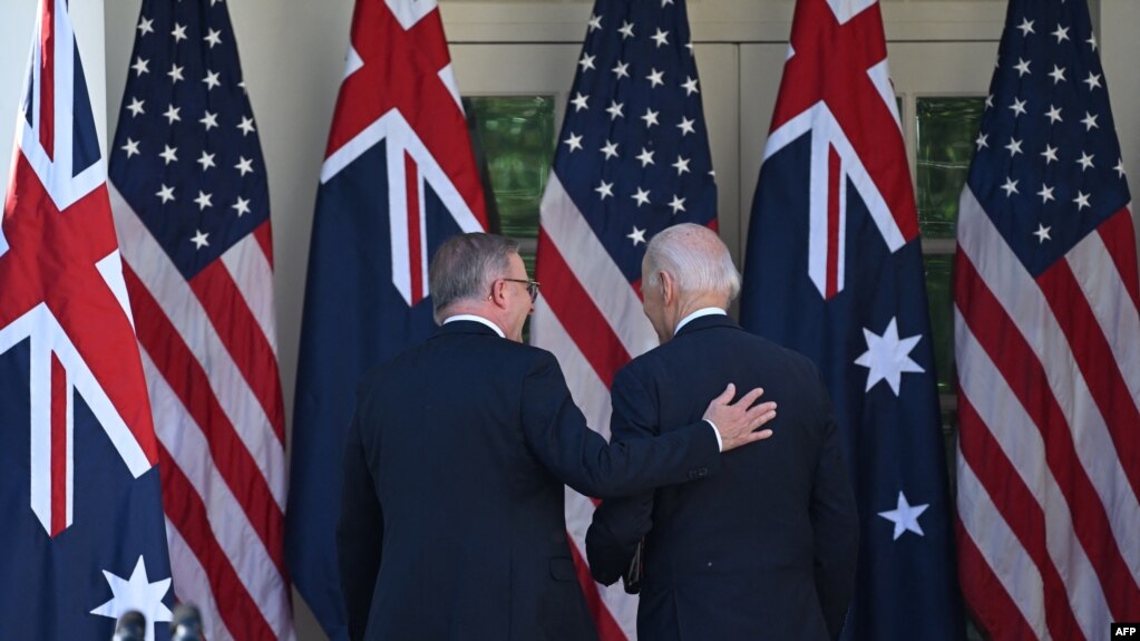 美国总统拜登（Joe Biden，右）2023年10月25日与到访的澳大利亚总理安东尼·阿尔巴尼斯（Anthony Albanese）在白宫举行联合记者会。（法新社）(photo:VOA)