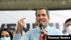 ARCHIVO - Juan Guaidó, líder opositor venezolano, habla con la prensa luego de las elecciones parlamentarias en Caracas, el 8 de marzo de 2021.