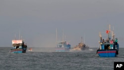 Nhóm 17 ngư dân Việt Nam được Philippines thả về sau khi bị bắt giữ vì đánh cá trái phép. Hai ngư dân Việt Nam cũng bị thiệt mạng trong một hoạt động chống đánh bắt lậu ở Philippines.