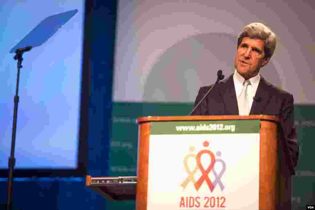 Massachusetts Senat&ouml;r&uuml; John Kerry AIDS Konferansı&#39;nda konuşurken, 23 Temmuz 2012. (Alison Klein/VOA)