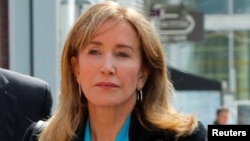 Actor Felicity Huffman, facing charges in a nationwide college admissions cheating scheme, enters federal court in Boston, Massachusetts, April 3, 2019.