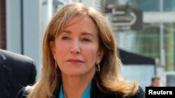 La actriz Felicity Huffman llega a una corte federal en Boston, Massachusetts, para enfrentar cargos en el sonado caso de sobornos a universidades. 3-4-19.