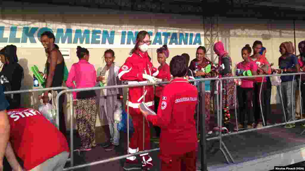 Bakin hauren da maaikatan kungiyar Red Cross suka kula dasu a Catania, Sicily