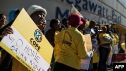 Des membres du parti de l'opposition protestent devant les bureaux d'Eskom, le 15 mai 2017. 