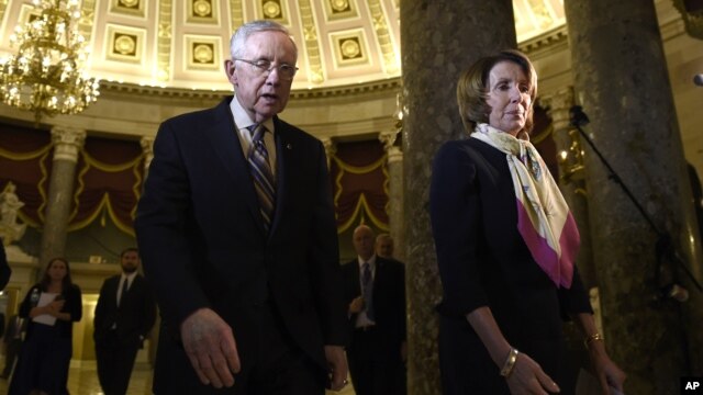El líder demócrata en el Senado, Harry Reid, izquierda, y la líder demócrata en la Cámara de Representantes, Nancy Pelosi presentan el "amicus curiae" junto a sus colegas demócratas con el objetivo que la Corte Suprema falle a favor de la implementación de las órdenes ejecutivas de Barack Obama.