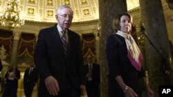 El líder demócrata en el Senado, Harry Reid, izquierda, y la líder demócrata en la Cámara de Representantes, Nancy Pelosi presentan el "amicus curiae" junto a sus colegas demócratas con el objetivo que la Corte Suprema falle a favor de la implementación de las órdenes ejecutivas de Barack Obama.