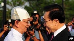 14일 이명박 대통령 영접나온 테인 세인 버마 대통령 (왼쪽).