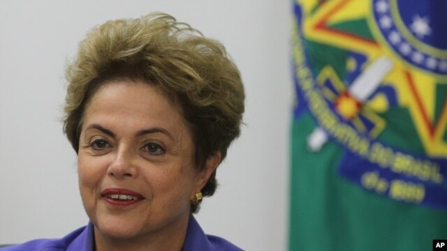 La presidenta de Brasil, Dilma Rousseff, enfrenta un duro golpe de S&P que interferirá con sus planes de terminar con la recesión.
