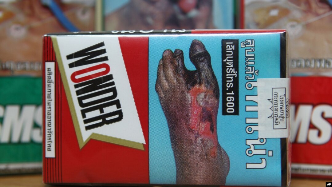 Peringatan kesehatan pada bungkus rokok yang dijajakan di Bangkok, Thailand (foto: dok). Pemerintahan Thailand berencana meningkatkan peringatan kesehatan yang lebih menonjol. 