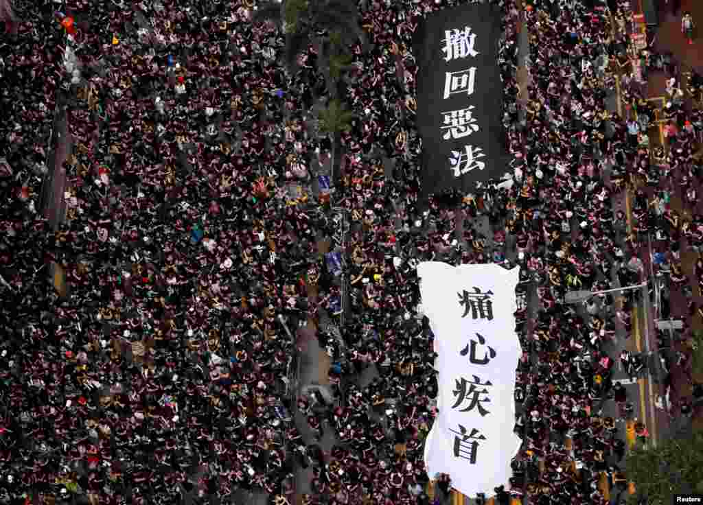 2019年6月16日香港數以萬計的示威者走上街頭