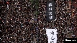 香港民陣稱近兩百萬人在2019年6月16日走上街頭，要求政府撤回逃犯條例修訂， 並且要求特首林鄭月娥下台。