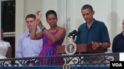 El presidente Obama se dirigió a las familias de los militares desde el balcón de la Casa Blanca para celebrar el Día de la Independencia.