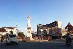 Tugu Yogya dikelilingi pagar agar tidak dijadikan lokasi swafoto oleh wisatawan. (Foto: VOA/Nurhadi)