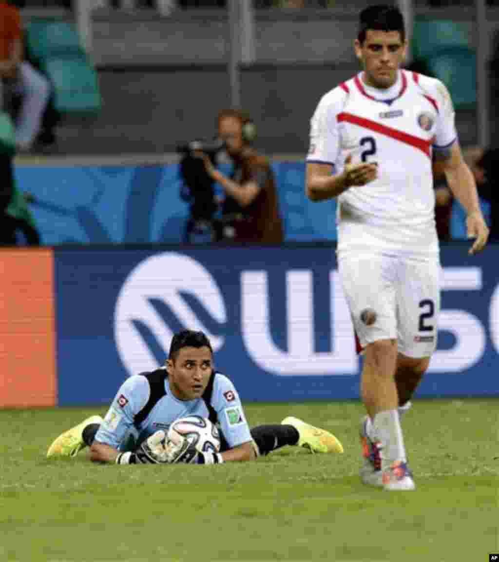 Costa Rica's goalkeeper Keylor Navas, left, grabs the ball during extra time of the World Cup quarterfinal soccer match between the Netherlands and Costa Rica at the Arena Fonte Nova in Salvador, Brazil, Saturday, July 5, 2014. At right is Costa Rica's Jo