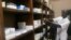 Un employé regarde des médicaments dans la pharmacie de l'hôpital à Abidjan, le 8 avril 2011.