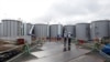 2020年1月15日，工人站在福岛第一核电站核废水储存设备旁。