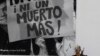 Foto de archivo de un soldado colombiano parado junto a un cartel en el que piden ni un muerto más. Decenas de indígenas colombianos han sido asesinados en años reciente junto con líderes sociales tras la firma del acuerdo de paz de 2016.