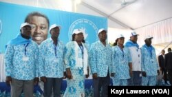 Les membres du parti au pouvoir sont réunis au congrès de l'Unir, à Tsévié, le 28 octobre 2017. (VOA/Kayi Lawson)