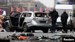 Polisi Jerman memeriksa sebuah mobil Volkswagen yang rusak akibat ledakan di Bismarckstrasse, Berlin Selasa (15/3).