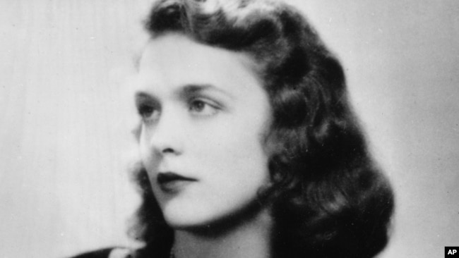 Cô Barbara Pierce-đệ nhất tương lai Barbara Bush. Ảnh chụp năm 1943.