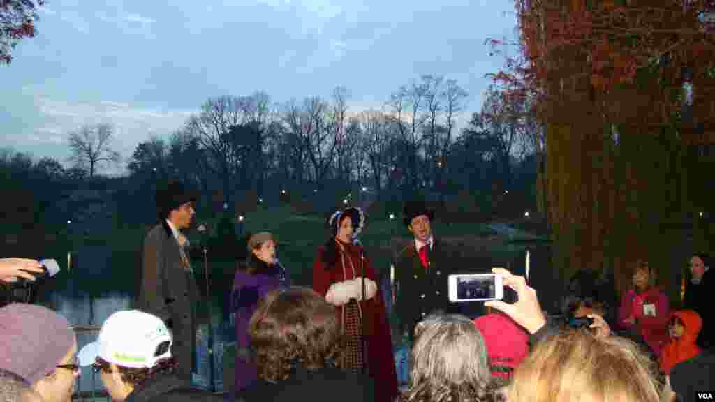 合唱团员在中央公园唱圣诞歌曲带给民众欢乐气氛