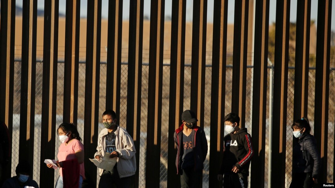 Inmigrantes procedentes de centroamérica cruzan hacia El Paso, Texas, desde México para solicitar asilo, en EE. UU. en enero de 2021.