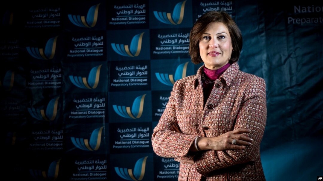 Pengacara dan aktivis HAM Salwa Bugaighis, dalam sebuah pertemuan di Tripoli, Libya, Maret 2014 (Foto: dok).