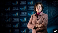 Pengacara dan aktivis HAM Salwa Bugaighis, dalam sebuah pertemuan di Tripoli, Libya, Maret 2014 (Foto: dok).