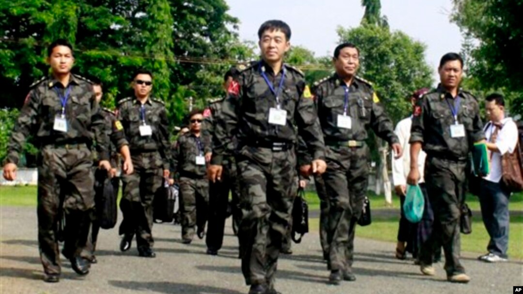 Tentara pemberontak Kachin saat hadir dalam pembicaraan damai dengan pemerintah Myanmar (foto: dok).