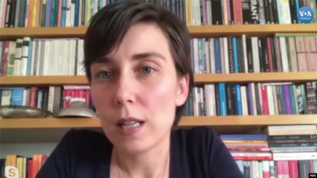 Turska redakcija Glasa Amerike Skajpom je intervjuisala analitičarku u Ankari o polaganju mature u Turskoj. 