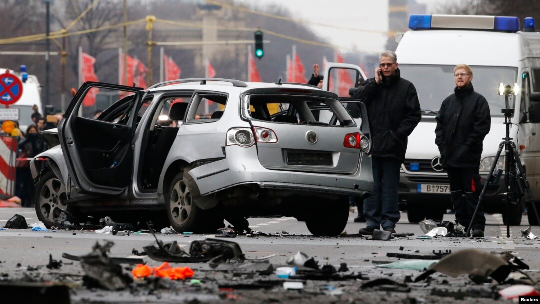 Polisi Jerman memeriksa sebuah mobil Volkswagen yang rusak akibat ledakan di Bismarckstrasse, Berlin Selasa (15/3).