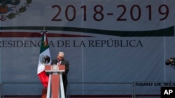 El presidente mexicano Andrés Manuel López Obrador habla en un mitin al cumplir un año de gobierno, en el Zócalo, la principal explanada de Ciudad de México, el domingo 1 de diciembre de 2019. (AP Foto/Marco Ugarte)