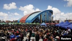 Grupos de personas se congregan en una feria tradicional de medicina en El Alto, Bolivia, cerca de La Paz, el 6 de febrero de 2021. El grueso de la población de Bolivia se concentra en los departamentos de Santa Cruz, La Paz y Cochabamba.