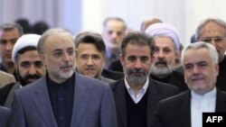 Ông Ali Akbar Salehi (hàng trước, bên trái) đến dự nghi thức chia tay cựu Ngoại trưởng Manouchehr Mottaki tại Tehran, ngày 18 tháng 12, 2010