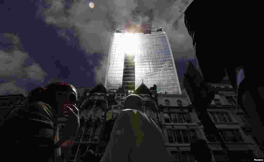 لندن میں 37 منزلہ عمارت کے شیشوں سے منعکس ہونے والی سورج کی شعاعیں شدید حدت کا باعث بن کر گرد نواح کی دکانوں اور عمارتوں کو نقصان پہنچا رہی ہیں۔