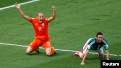 Arjen Robben of the Netherlands, left, appeals for a penalty next to Mexico's Miguel Layun during their 2014 World Cup round of 16 game at the Castelao arena in Fortaleza, Brazil, June 29, 2014. 