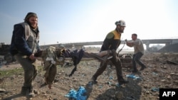 Співробітники неурядової організації "Білі каски" збирають тіла загиблих після російського авіаудару, Ідліб, Сирія, грудень 2019 року