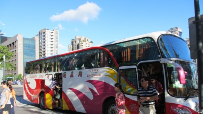 台北101大楼前的陆客巴士