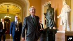 Le sénateur Mitch McConnell arrive au Capitole le 14 oct. 2013