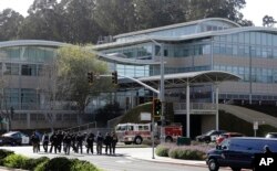 警方走向YouTube公司总部。（2018年4月3日）