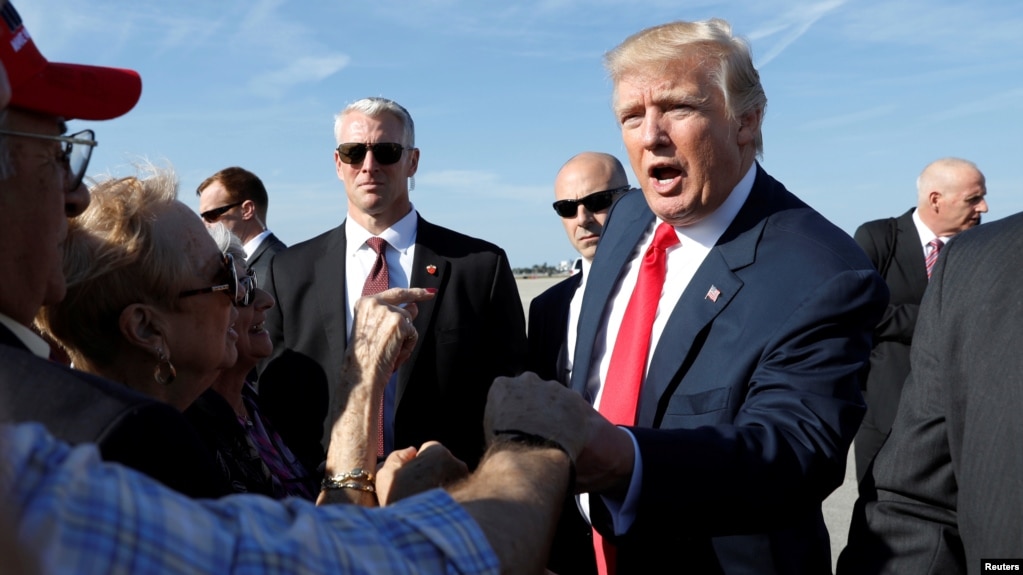 El Presidente Donald Trump saluda a los simpatizantes a su llegada a West Palm Beach, Florida, el 17 de febrero de 2017. En este estado celebrará un mitin con sus seguidores en Melbourne.