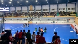 FILE - Pertandingan Tim Futsal Putra PON Sumut versus Tim Futsal Putra PON DKI Jakarta harus terhenti karena atap GOR Futsal Disporasu bocor. Senin 2 September 2024. (Anugrah Andriansyah/VOA)