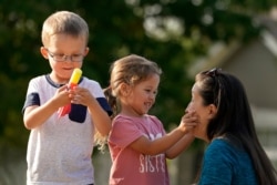 미국 캔자스주 올레이스의 클레어 레이건 씨가 21일 집에서 5살 아들 에반 , 3살 딸 애비와 놀고 있다. 레이건 씨는 신종 코로나바이러스 사태를 고려해 아들의 킨더가든 입학을 미루기로 했다.