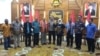 Para pendeta Papua bergandengan tangan bersama Gubernur dan Kapolda Jawa Timur, sepakat mendorong penyelesaian damai persoalan yang dipicu ucapan rasial dan kekerasan terhadap mahasiswa Papua. (Foto: VOA/Petrus)