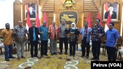 Para pendeta Papua bergandengan tangan bersama Gubernur dan Kapolda Jawa Timur, sepakat mendorong penyelesaian damai persoalan yang dipicu ucapan rasial dan kekerasan terhadap mahasiswa Papua. (Foto: VOA/Petrus)