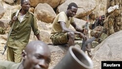 Des rebelles s'entraînent au mortier près de Jebel Kwo, un village du Kordofan-Sud (2 mai 2012) 